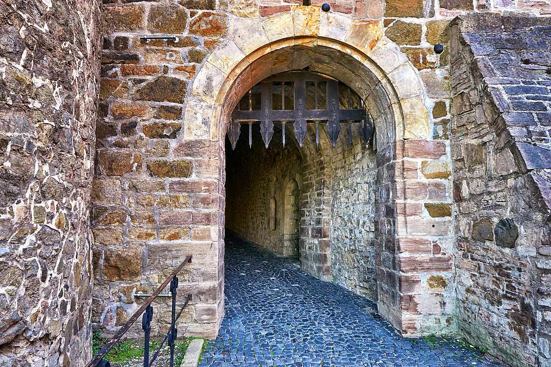 Hervorragend erhaltener Eingang in die Festungsmauern