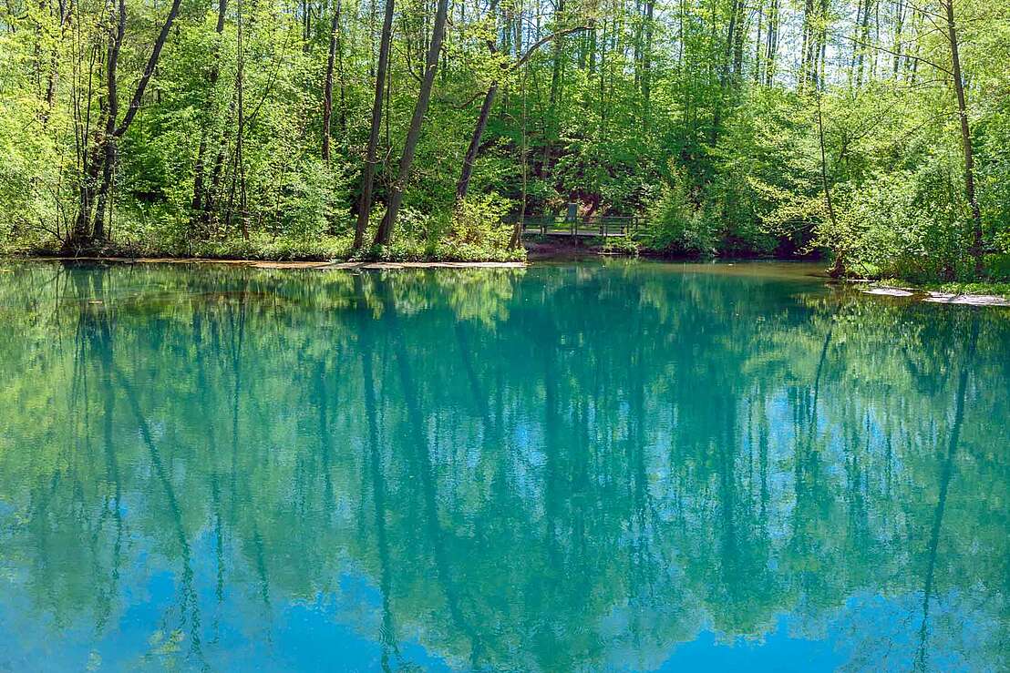 Rhumequelle mit türkis gefülltem Wasserbassin