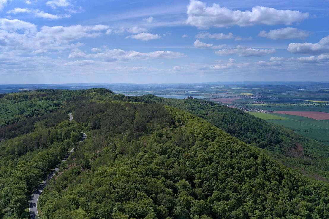 Kyffhäuser Berge und Talsperre Kelbra im Hintergrund