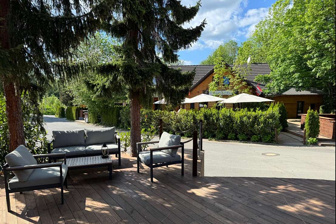 Hotel Terrasse mit Blick auf das gegenüberliegende Restaurant Zwei Jahreszeiten