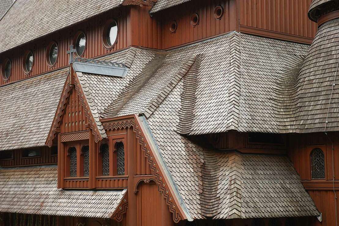 Holzschindeln am Dach der Stabkirche Hahnenklee