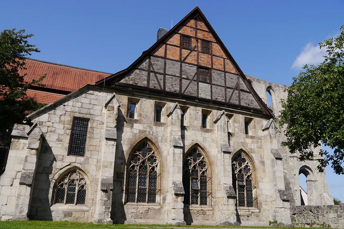 Gotische Sandsteinfassade mit aufsitzendem Fachwerkgiebel