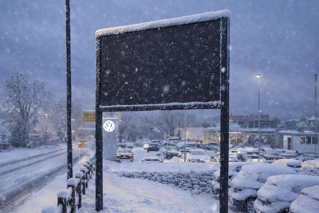 Werbetafel im Winter 