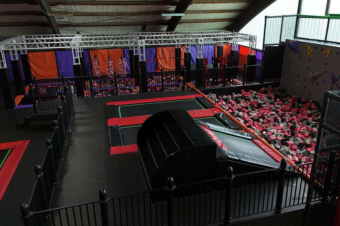 Jump Arena mit Ninja Warrior Bereich Jump Arena mit Ninja Warrior Bereich