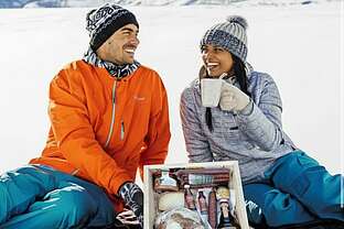 Paar mit Geschenk Paar mit Geschenk