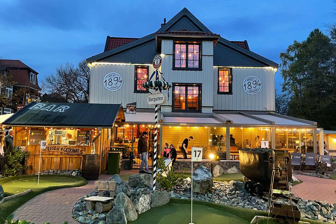 Unsere Bar mit Restaurant und Adventure - Golf - Anlage
