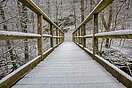 Verschneite Brücke im Selketal