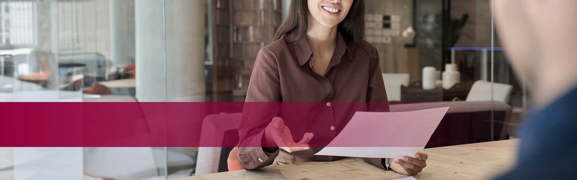 Kategorie Dienstleistungen - Freundliche Person an einem Schreibtisch