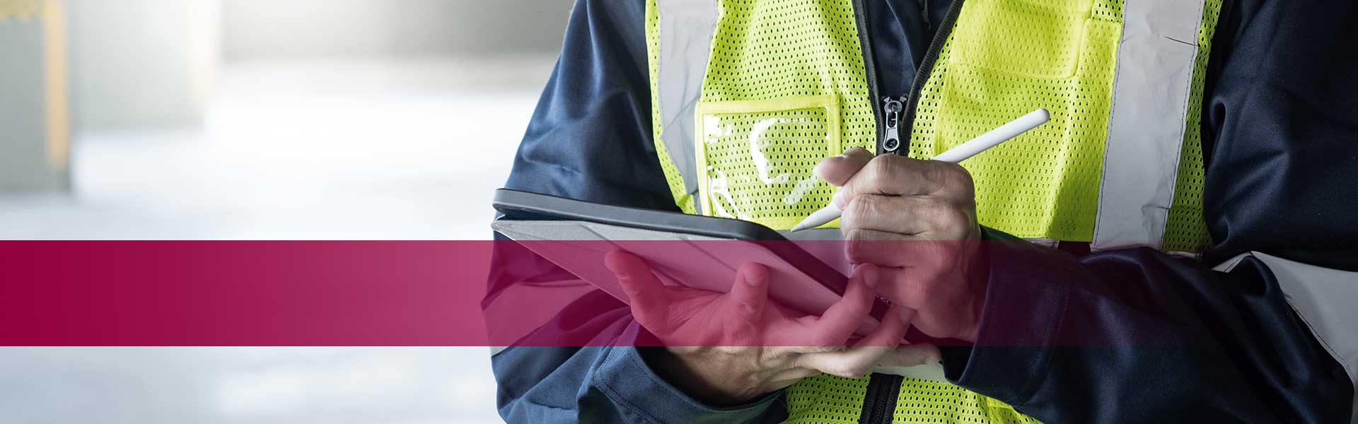 Kategorie Dienstleistung Weitere - Mann in Warnweste macht Notizen