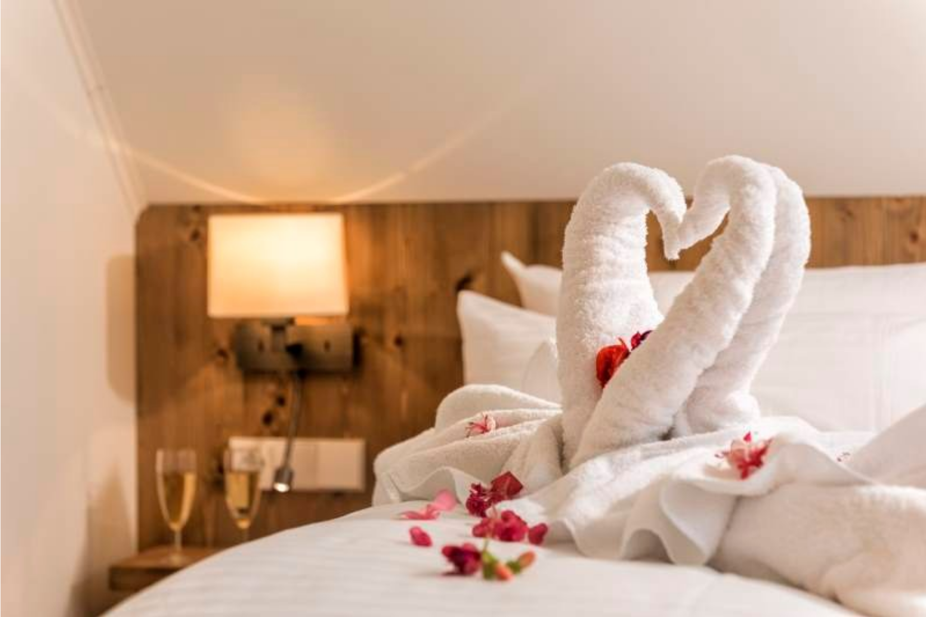 Schlafzimmer mit romantischer Bettdeko