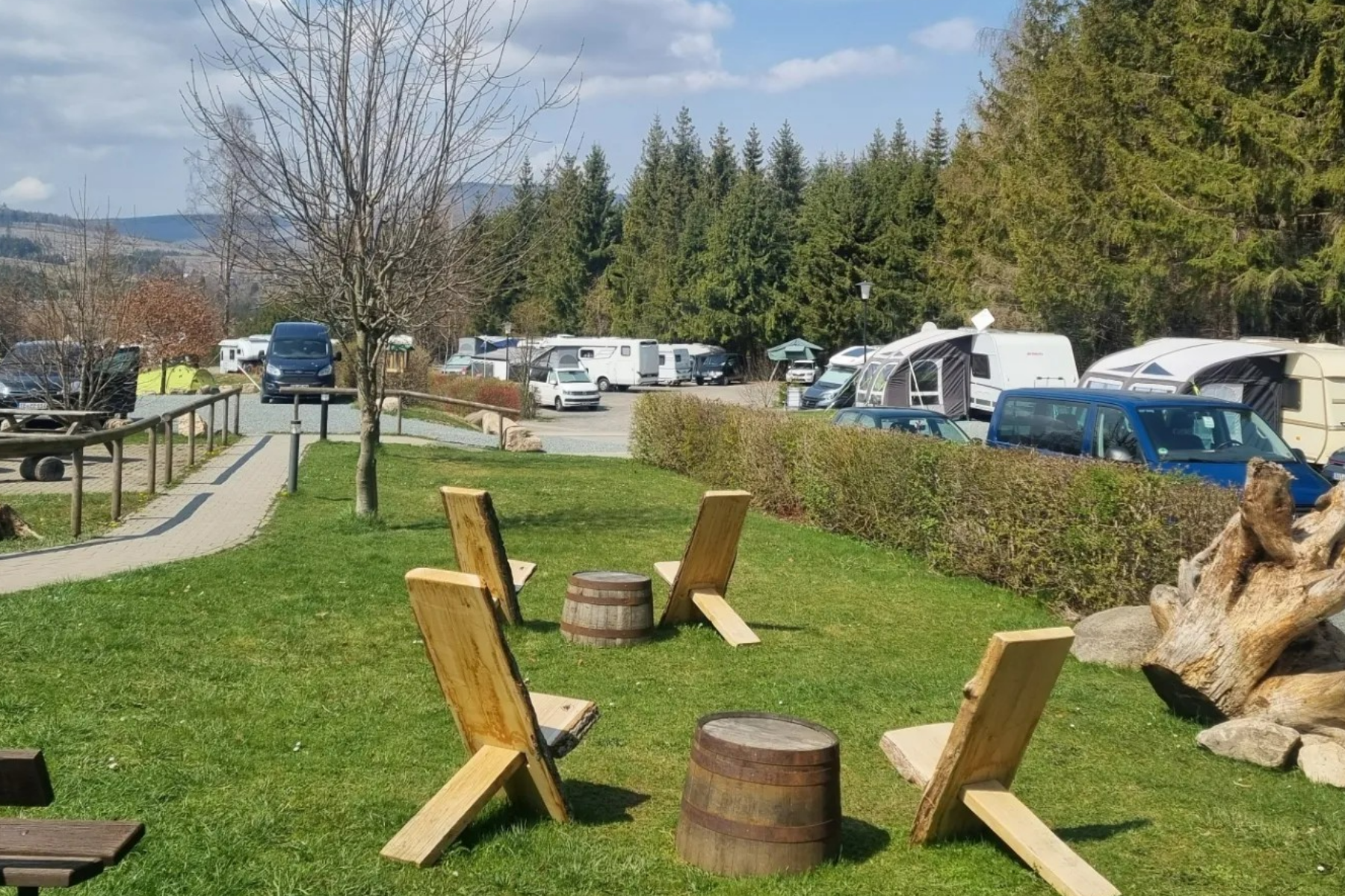 Harz Mountain Camp - Aussicht auf den Campingplatz und links die Bulli/ Van Stellplätze