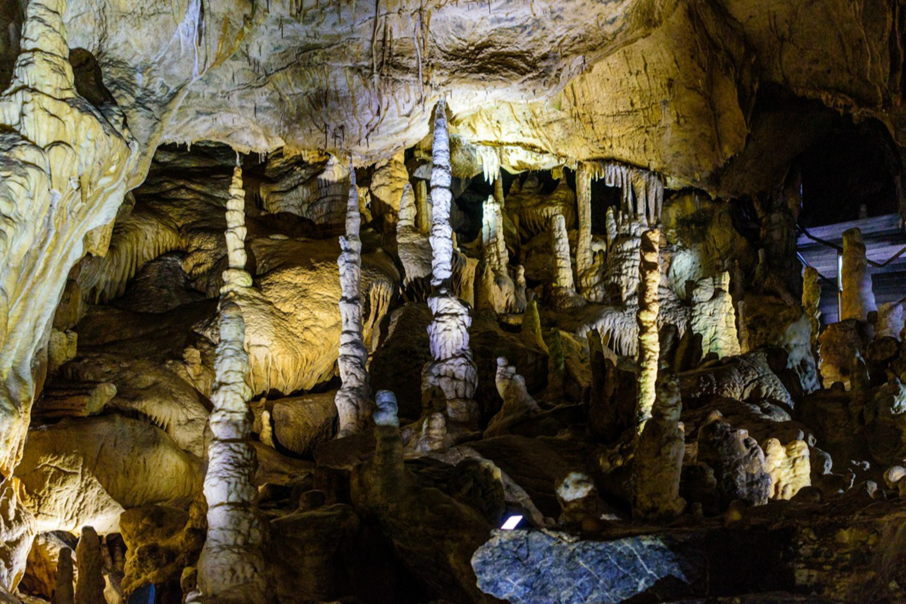 Die "Säulenhalle" in der Baumannshöhle mit ihrer einzigartigen Tropfsteinvielfalt.