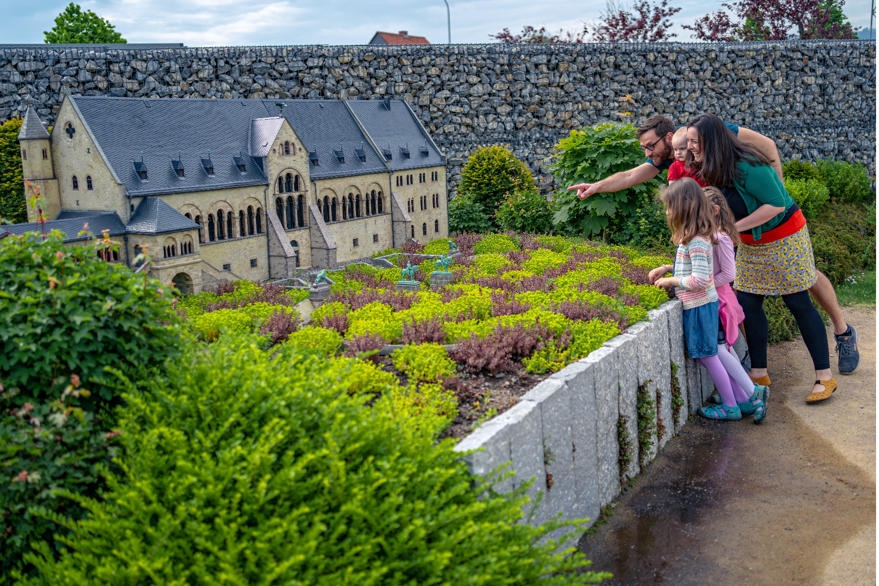 Familien bewundern die Kaiserpfalz Goslar
